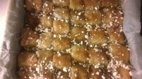 и посыпаем орехами.
