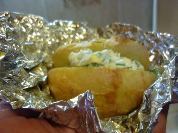 Молодую картошку можно есть с кожурой. Старая очищенная выглядит тоже вполне презентабельно. Приятных вам воспоминаний. Молодую картошку можно есть с кожурой. Старая очищенная выглядит тоже вполне презентабельно. Приятных вам воспоминаний.
