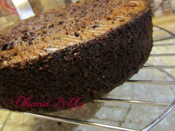 Приготовить шоколадный бисквит в форме 20 см по рецепту  http://www.edimdoma.ru/recipes/31029  Охладить и разрезать на 3 коржа.