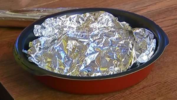 Переложить обжаренное мясо в форму для запекания, накрыть фольгой и отправить в разогретую духовку на 7–10 минут. Переложить обжаренное мясо в форму для запекания, накрыть фольгой и отправить в разогретую духовку на 7–10 минут.