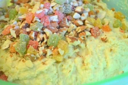 Цукаты и орехи нарубить блендером. Чтобы они были разными кусочками и ввести в тесто. Вымешать.