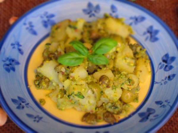 Kартофель соединить с оливками, каперсами, чесночно-фисташковой массой, влить оливковое масло,посолить и аккуратно перемешать. Подавать как гарнир к рыбе, мясу или как самостоятельное блюдо. Приятного аппетита:) Kартофель соединить с оливками, каперсами, чесночно-фисташковой массой, влить оливковое масло,посолить и аккуратно перемешать. Подавать как гарнир к рыбе, мясу или как самостоятельное блюдо. Приятного аппетита:)