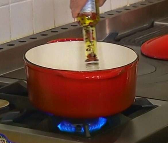 Разогреть в тяжелой кастрюле растительное масло.
