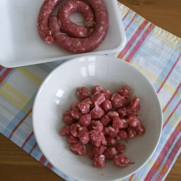 Сырую колбаску нарезать (порвать) на небольшие кусочки. На фото видно, как выглядит эта самая свежая итальянская колбаска... )))) Как я уже говорила ранее, ее можно заменить на свиной фарш, даже если это и не совсем равнозначная замена. Сырую колбаску нарезать (порвать) на небольшие кусочки. На фото видно, как выглядит эта самая свежая итальянская колбаска... )))) Как я уже говорила ранее, ее можно заменить на свиной фарш, даже если это и не совсем равнозначная замена.