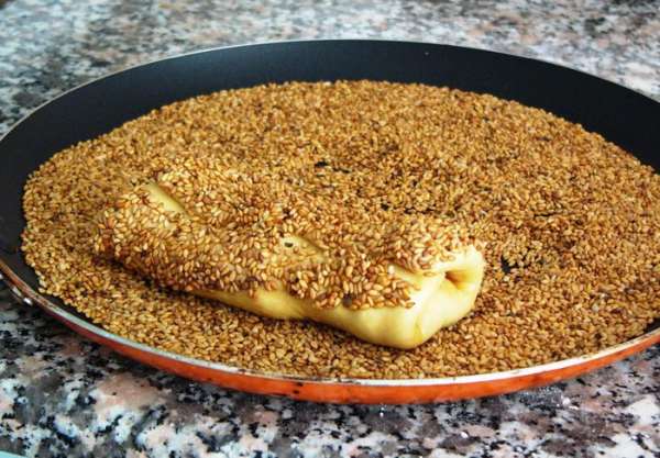 А затем щедро обваливаем в кунжуте.