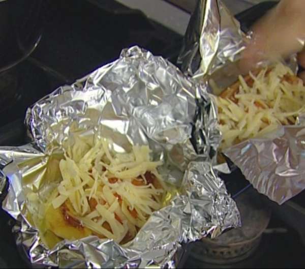 Отправить на несколько минут в духовку, чтобы яйца схватились.