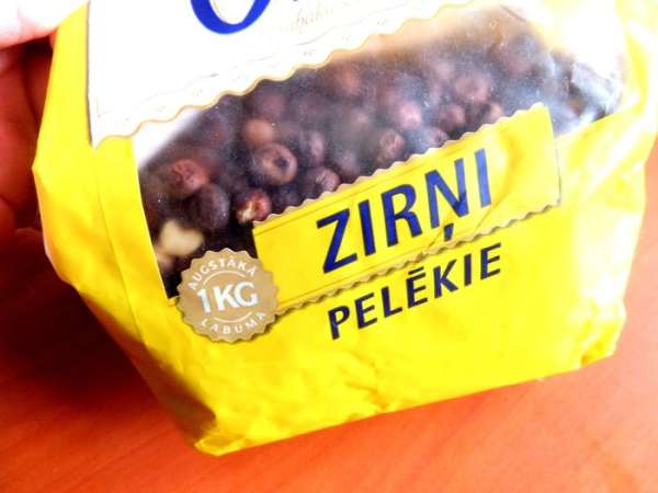 Вот так он выглядит в пачке...Здесь написано zirni pelekie по-латышки,дословный перевод 'серые горохи',так как горох у латышей означается множественным числом!