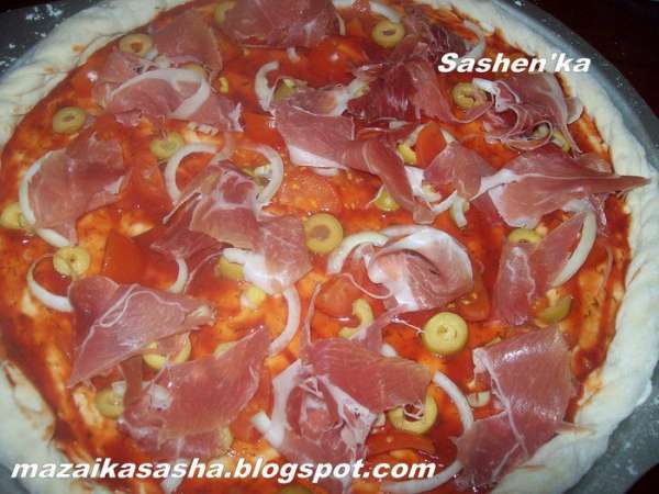 Черри я порезала небольшими дольками, лук тонкими полукольцами. Сверху я нарвала хамон. Я не придавливала его, а просто раскидывала и он лег аппетитными волнами. Как говорит Джейми Оливер подарите еде характер, а то она будет скучной и невкусной.))) Черри я порезала небольшими дольками, лук тонкими полукольцами. Сверху я нарвала хамон. Я не придавливала его, а просто раскидывала и он лег аппетитными волнами. Как говорит Джейми Оливер подарите еде характер, а то она будет скучной и невкусной.)))