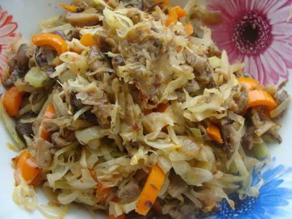 Капусту нашинковать продольными полосками, потушить на сковороде, смазанной растительным маслом. Также до полуготовности. Смешиваем обе овощные смеси.
