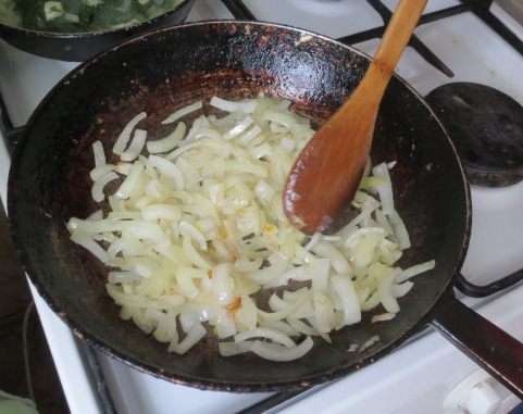 Лук нарезать полукольцами и обжарить на растительном масле до золотистого цвета.