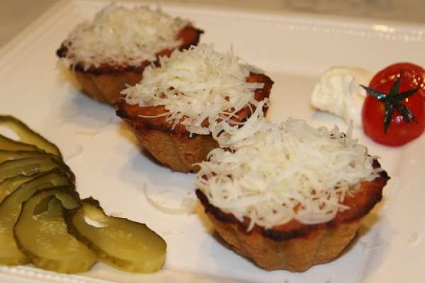 Горячая закуска в виде мясных кексов с Моцареллой готова. Подать можно со сметаной и разносолом, присыпав сверху сыром Пармезан. Очень вкусно! Приятного аппетита! 