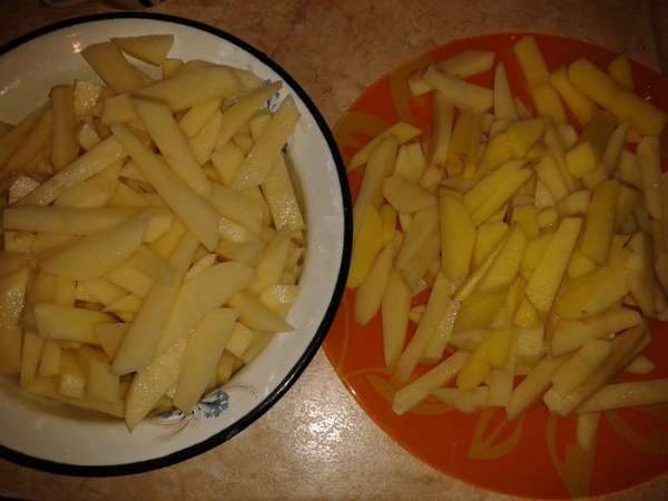 Нарежьте картошку соломкой. Нарежьте картошку соломкой.