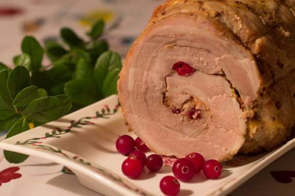 Когда мясо будет готово, снимаем бечевку, нарезаем на кусочки и поливаем, соком выделившимся при запекании. Мясо получается очень нежное и душистое.
Очень вкусно и в холодном виде.