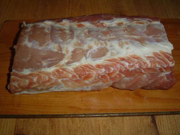 Моем и обсушиваем мясо. Моем и обсушиваем мясо.