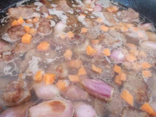 Добавить морковь порезанную кубиками,накрыть крышкой  и поставить тушить на маленький огонь.