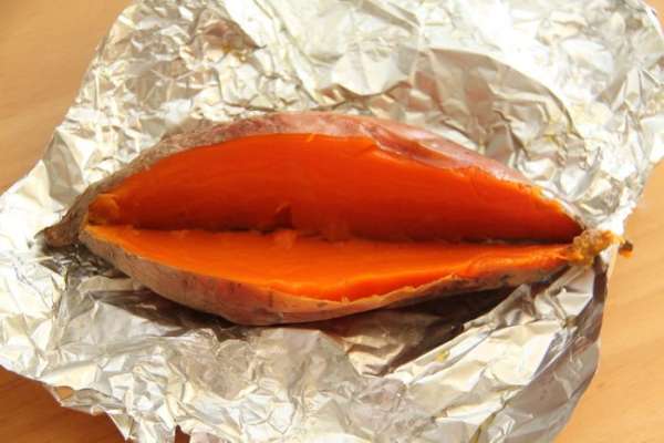 Вот наш красавчик в разрезе. Как же вкусен этот корнеплод в запечённом виде! Вот наш красавчик в разрезе. Как же вкусен этот корнеплод в запечённом виде!