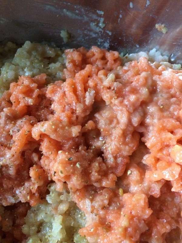 Пропустить через мясорубку остывший лук, солим-перчим. Я белый перец использую, мне так визуально приятней. Пропустить через мясорубку остывший лук, солим-перчим. Я белый перец использую, мне так визуально приятней.