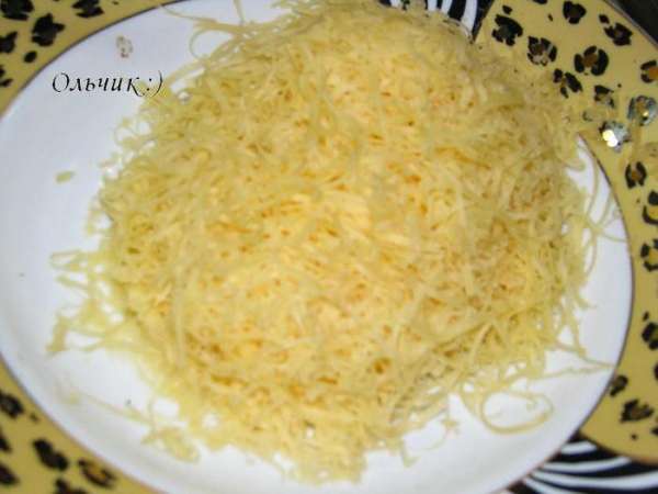 Сыр трем на мелкой терке.