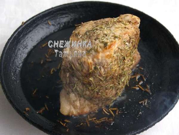 На сковороде разогреваем оливковое масло. Со всех сторон обжариваем мясо до золотистой корочки на достаточно сильном огне.