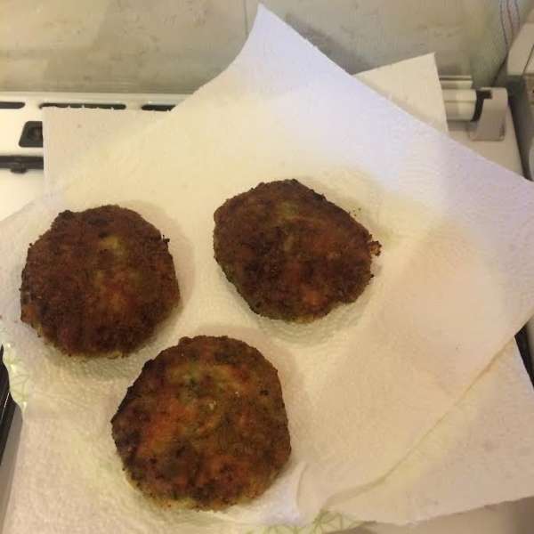 И обжарить на умеренном огне до появления румяной корочки. И обжарить на умеренном огне до появления румяной корочки.