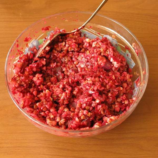 Соединяем часть гречки, половину лука и свеклу, солим, перчим по вкусу. Соединяем часть гречки, половину лука и свеклу, солим, перчим по вкусу.
