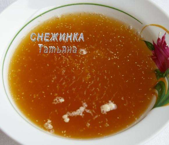 Завариваем натуральный листовой чай. Отмеряем 1,5 стакана. В ещё тёплый чай добавляем сахар  и дрожжи, оставляем. Я использовала свежие дрожжи, можно взять сухие, понадобится 0,5 ч.л.