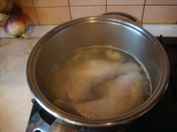 Окорочка сварить, мясо разрезать на кусочки.