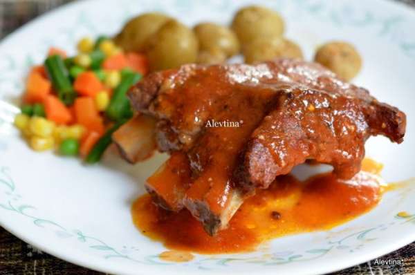 Готовые ребра подаем в томатном соусе, вкусно, несложно - нежное мясо на ребрышках.