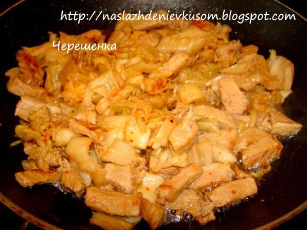 Добавить к мясу капусту, продолжать обжаривать на сильном огне еще 5 минут, посолить, поперчить и после этого на маленьком огне тушить 20 минут… Дать настояться под крышкой 10-15 минут, посыпать кунжутом… Подавать с отварным рисом… Как же это вкусно!!!!!!!!!!! Добавить к мясу капусту, продолжать обжаривать на сильном огне еще 5 минут, посолить, поперчить и после этого на маленьком огне тушить 20 минут… Дать настояться под крышкой 10-15 минут, посыпать кунжутом… Подавать с отварным рисом… Как же это вкусно!!!!!!!!!!!