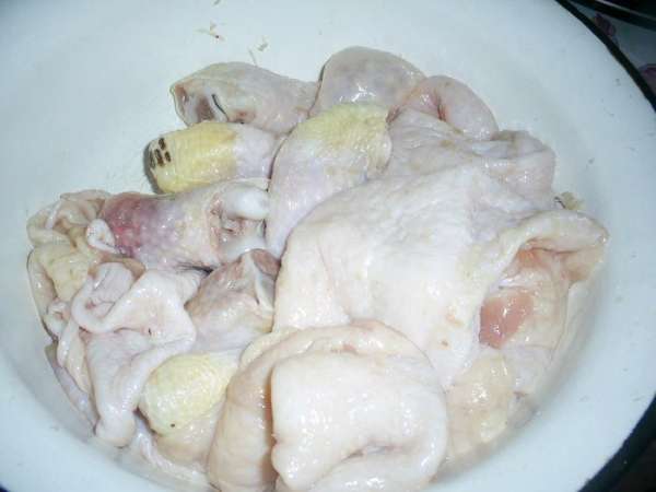 Вот такие оболочки из кожи у нас должны получится. Аккуратно складываем их в мисочку и убираем в холодное место. Можно закрыть емкость пищевой пленкой и отправить на ночь в холодильник. Вот такие оболочки из кожи у нас должны получится. Аккуратно складываем их в мисочку и убираем в холодное место. Можно закрыть емкость пищевой пленкой и отправить на ночь в холодильник.