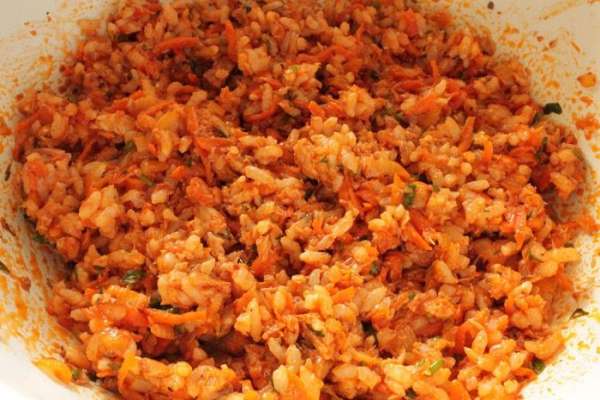 Перемешать, если надо, посолить по вкусу и дать настояться закуске минут 20.