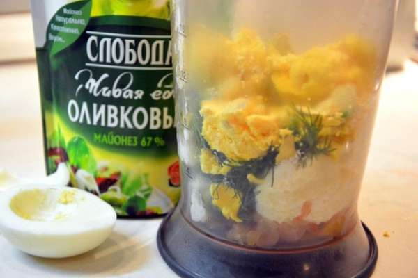 Яйца помыть, отварить вкрутую. Разрезать пополам, вынуть желтки. В чашу блендера сложить: желтки, рыбу, икру мойвы, укроп, огурец, майонез ТМ «Слобода» оливковый, перец. Все перемешать до однородной массы.