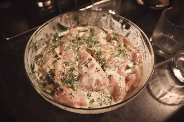 Порезать куриную грудку на порционные кусочки, не слишком маленькие. положить в миску для маринования и добавить туда соль, перец, зелень и специи по вкусу. поставить миску в холодильник часа на 2. Порезать куриную грудку на порционные кусочки, не слишком маленькие. положить в миску для маринования и добавить туда соль, перец, зелень и специи по вкусу. поставить миску в холодильник часа на 2.