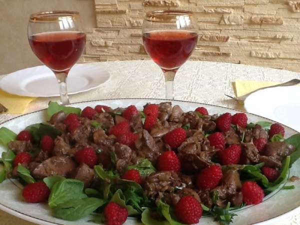 Рецепт теплого салата с куриной печенью и малиной