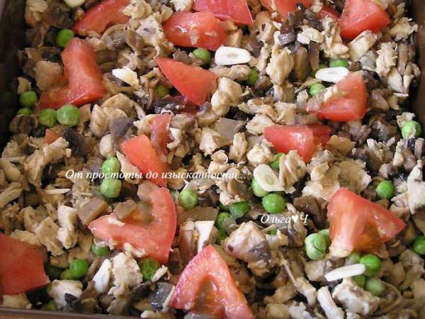 Сверху разложить зеленый горошек, мелко нарезанный чеснок и кусочки помидора. Сверху разложить зеленый горошек, мелко нарезанный чеснок и кусочки помидора.
