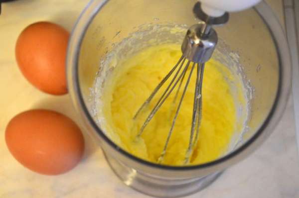 Мягкое масло взбить с сахаром в пышную массу