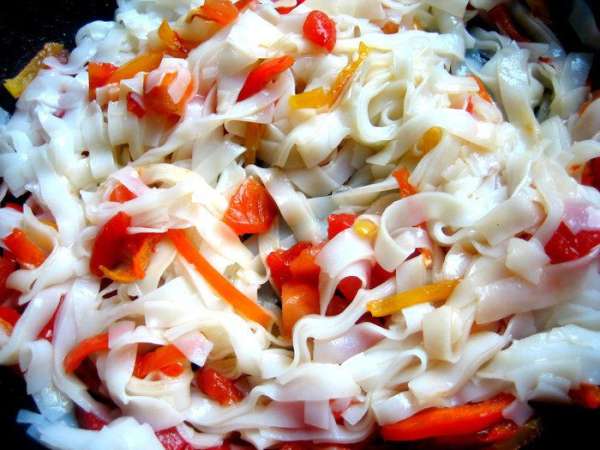 Лапшу добавляем в сковороду к овощам...Количество смотрите сами...У меня осталась лапша.