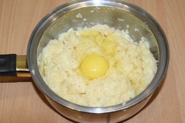 Добавить яйцо, посолить по вкусу, добавить щепотку мускатного ореха, еще раз перемешать.