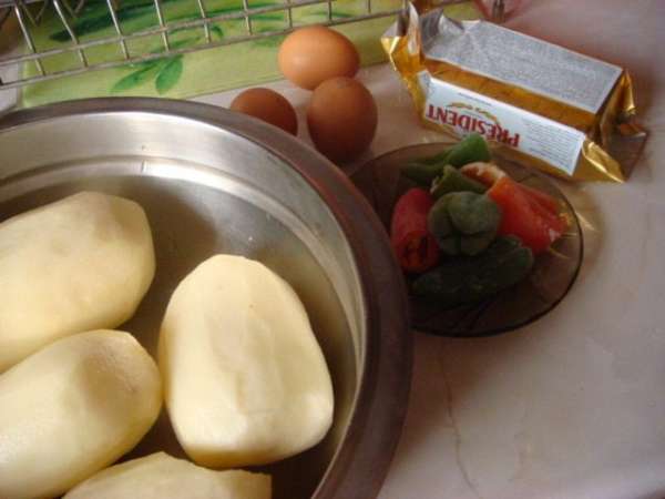 Готовим продукты.
Картофель на крупной терке натереть и промыть в дуршлаке под прохладной водой,отжать +яйца+брынзу+перец порезать на кусочки(не обязательно красный любой,можно заменить репчатым луком 1 шт.).
- И еще я один раз брынзу заменила:100 гр.творога +100 гр.сыр полутв.сорта-было вкусно.
Готовим продукты.
Картофель на крупной терке натереть и промыть в дуршлаке под прохладной водой,отжать +яйца+брынзу+перец порезать на кусочки(не обязательно красный любой,можно заменить репчатым луком 1 шт.).
- И еще я один раз брынзу заменила:100 гр.творога +100 гр.сыр полутв.сорта-было вкусно.