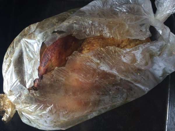 На следующий день разогрейте духовку до 180°С. Уложите утку в рукав для запекания, и запекайте 1 час 40 минут. Затем аккуратно разрежьте сверху пакет. 