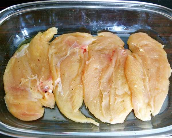 Посолить, поперчить и выложить курицу в форму для запекания. 