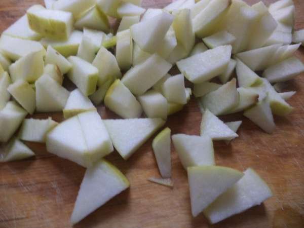 Яблоки нарезать мелкими кубиками.