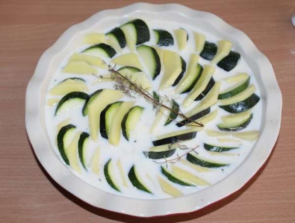 Залить овощи соусом, положить пару веточек тимьяна (у меня сухой).