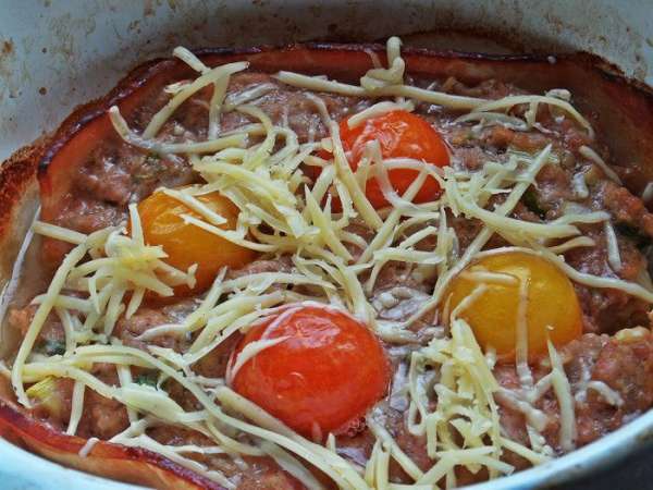 Вынуть форму и засыпать верх сыром.