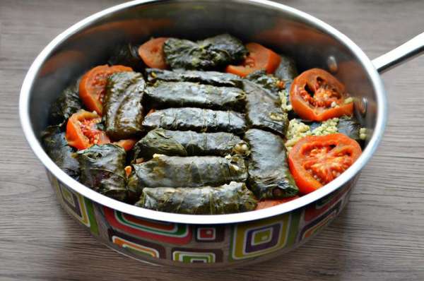 Подавайте блюдо горячим или холодным, на ваш вкус. Если вы не поститесь, то к долме хорошо подойдет соус из натурального йогурта (200 мл) с укропом (порубить пару веточек) и чесноком (1 измельченный зубчик). В соус можно немного добавить паприки или молотого перца.