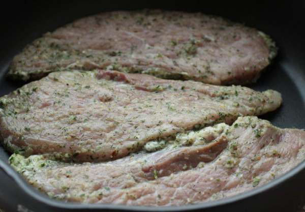 Достать отбивные, убрать с мяса маринад при помощи бумажной салфетки и быстро обжарить на сильном огне с двух сторон по 1,5-2 минуты каждую сторону. Должна получится корочка, которая позволит соку остаться внутри мяса.