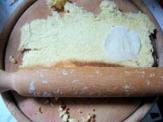 Нарезать старую сдобу на куски, которые удобно будет раскатать скалкой. Нарезать старую сдобу на куски, которые удобно будет раскатать скалкой.
