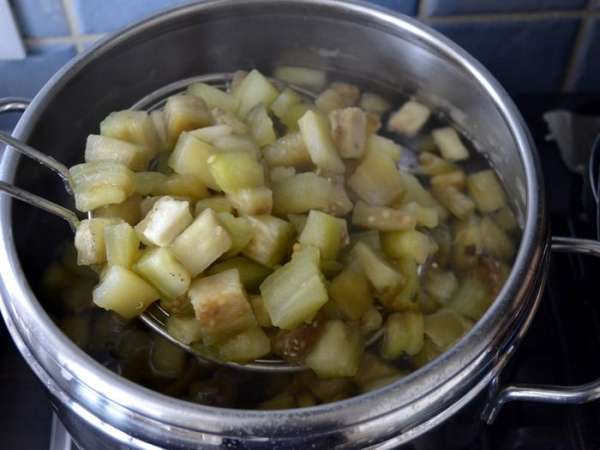 Баклажаны очистить от кожуры и нарезать кубиками (если предпочитаете более выраженный вкус, оставьте немного кожуры). Отварить 15 минут в подсоленной воде. Достаньте баклажаны шумовкой из воды и остудите. 