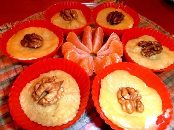 Украшаем половинками грецкого ореха и мандаринчиком. Украшаем половинками грецкого ореха и мандаринчиком.