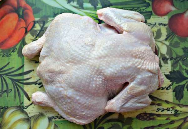 Помыть тушку курицы, обсушить бумажными полотенцами.